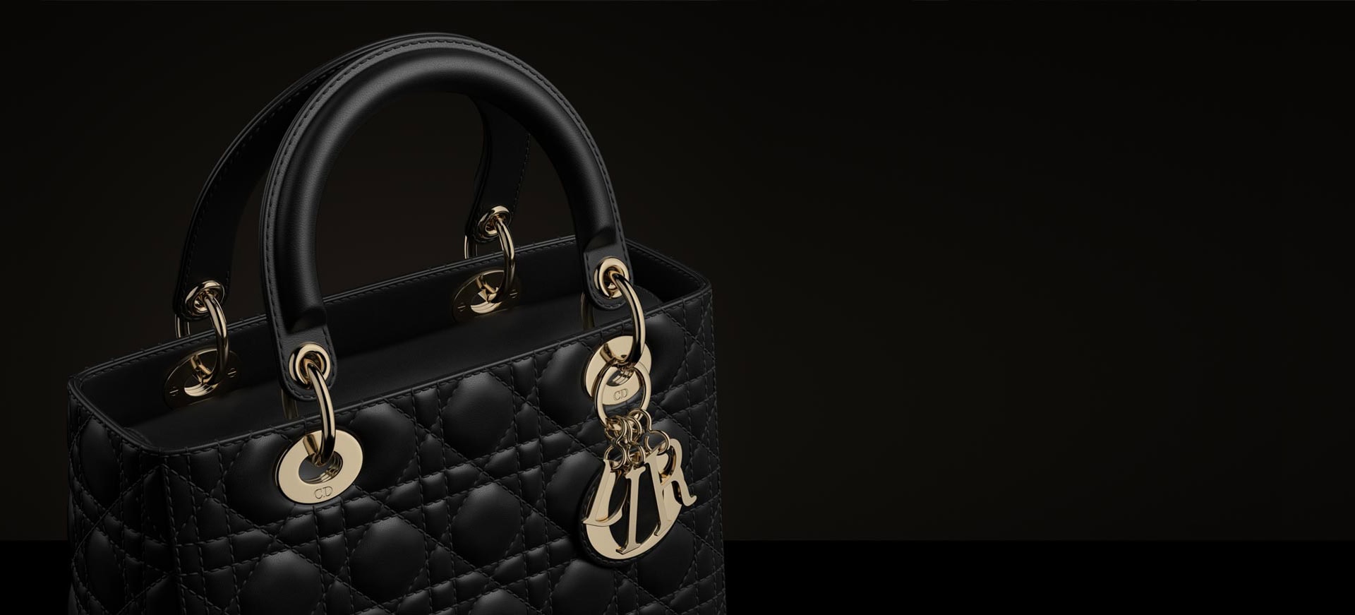Fotorealistisches 3D-Rendering einer eleganten schwarzen Designerhandtasche mit goldenen Metallelementen auf dunklem Hintergrund