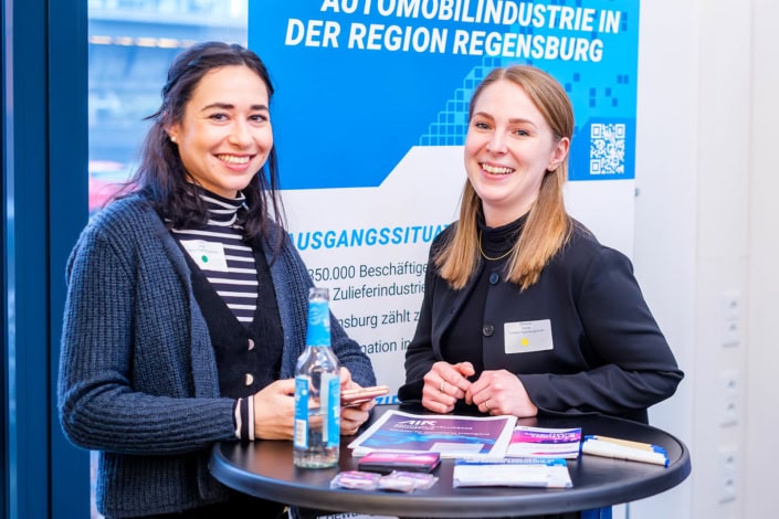Zwei Frauen an einem Informationsstand im Gespräch mit Besuchern