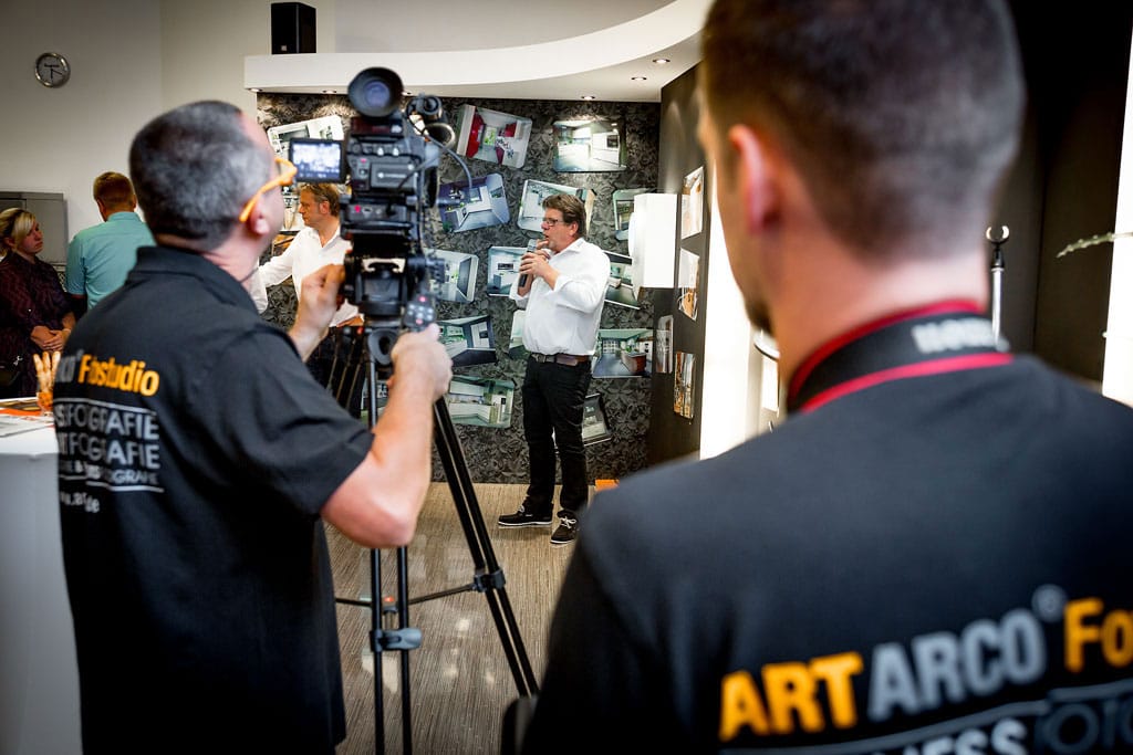 Das ARTARCO Fotostudio Team filmt eine Veranstaltung mit Kamera und Lichttechnik.