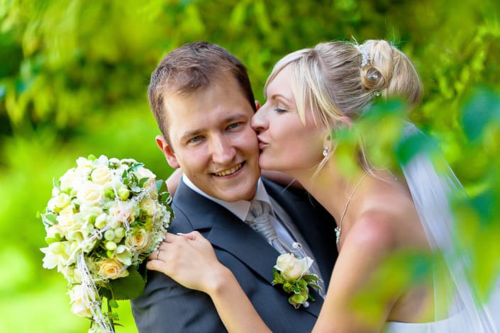 Aufnahme eines Hochzeitskusses im Stadtpark