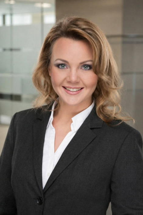 Professionelles Bewerbungsfoto mit modernem Bürohintergrund Professionelles Bewerbungsfoto einer Frau im hellen Businessoutfit