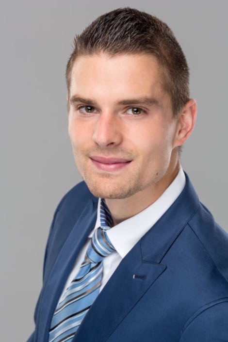 Elegantes Bewerbungsfoto eines Mannes im blauen Anzug