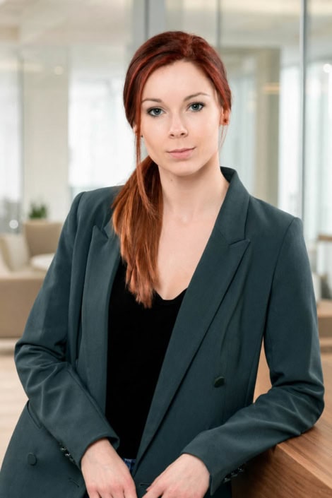 Modernes Bewerbungsbild mit individuellem Businesslook Modernes Bewerbungsfoto einer Frau mit rotem Haar im dunklen Blazer
