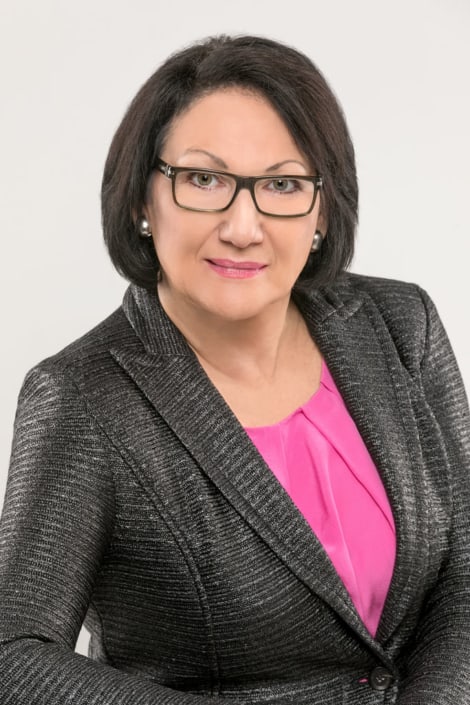 Frau mit Brille auf Bewerbungsfoto mit pinker Bluse