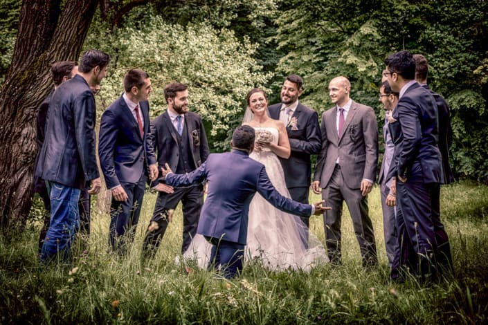 Braut mit Bräutigam und Freunde