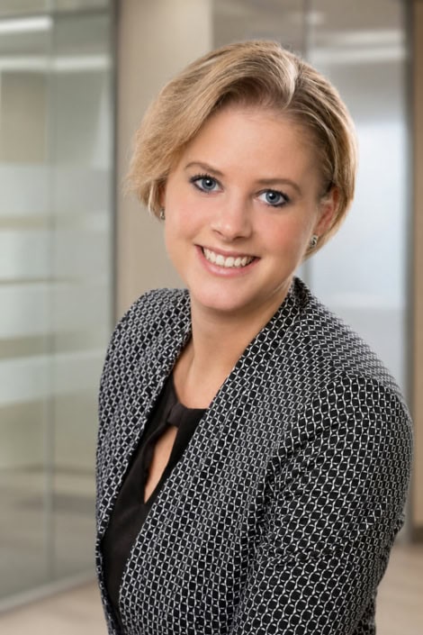 Nahes Businessporträt einer Frau im grauen Blazer