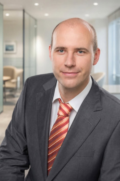 Professionelles Businessportrait mit klassischem Anzug Businessfoto eines Mannes im Anzug mit Krawatte vor hellem Hintergrund