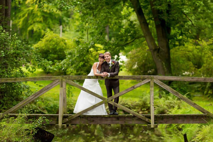 Hochzeitsfoto im Freien. Hochzeitspaar auf Brücke