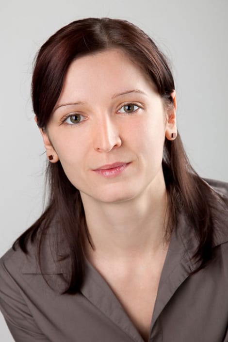 Elegantes Bewerbungsfoto einer Frau vor hellem Hintergrund
