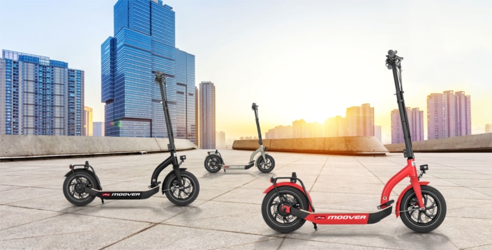 E-Scooter in urbaner Umgebung bei tiefem Sonnenstand als Produktbild