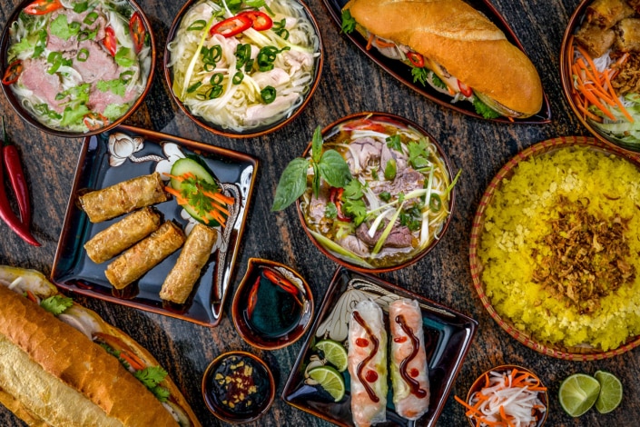 Verschiedene Speisen in Schalen und Tellern als Food-Fotografie von oben