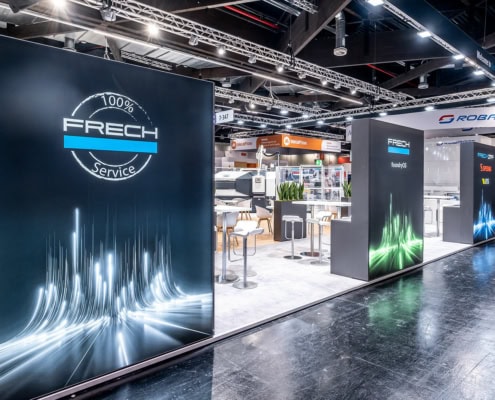 Architekturfoto eines Messestands mit großflächiger Markeninszenierung