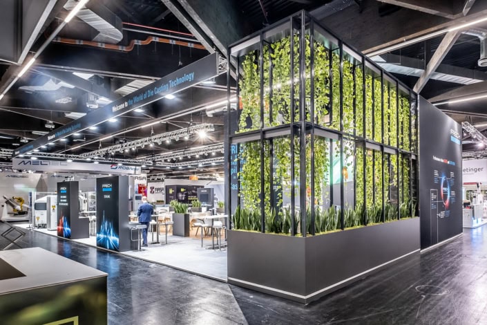 Architekturfoto eines modernen Messestands mit beleuchteter Wandgestaltung