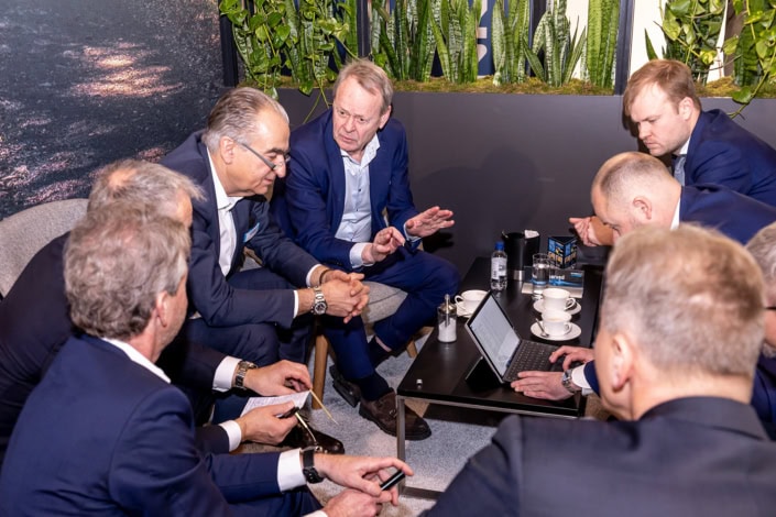 Business-Networking mit Gesprächsrunde an einem kleinen Tisch