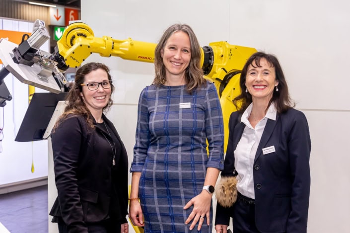 Messefoto mit Industrieroboter in Nürnberg