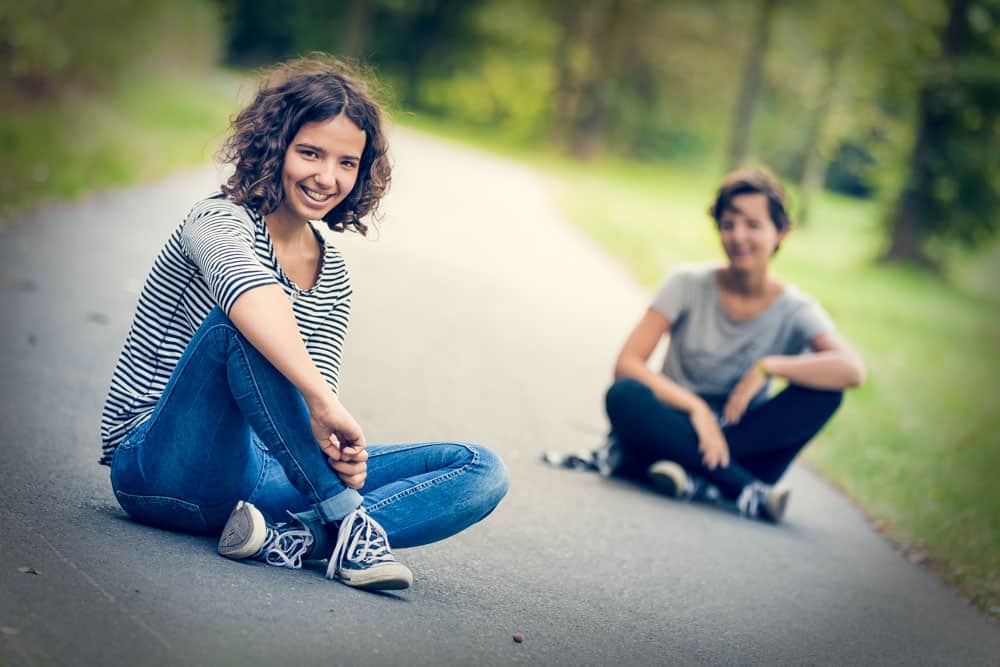 Auf dem Radweg - zwei Teenager