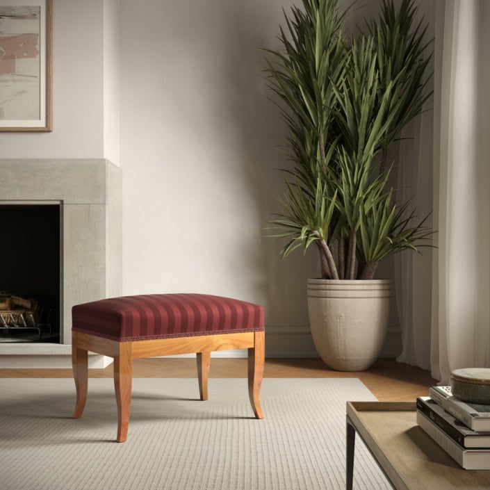 Fotorealistische 3D-Visualisierung einer Kirschbaum-Fußbank mit rotem Stoffbezug in einem wohnlichen Interieur
