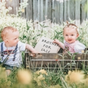 Fotoshooting im Kinderhort. Zwei Babys sitzen auf der Blumenwiese