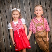 Kindergarten Shooting in Fürth. Zwei Kindergartenkinder präsentieren sich Dirndl und Lederhose.