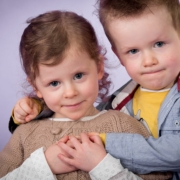 Foto im Kindergarten erstellt. Kleiner Junge umarmt seine Kindergartenfreundin