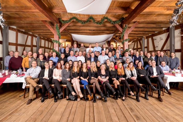 Großes Gruppenfoto bei Firmenevent