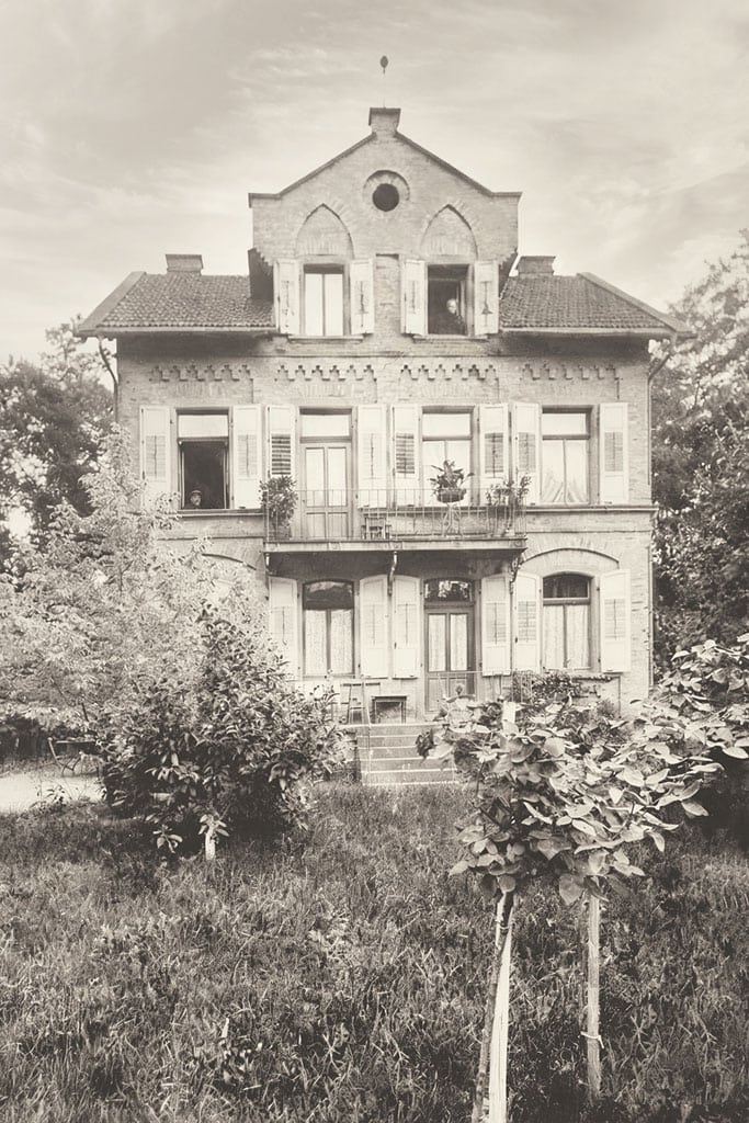 Behutsam restauriertes historisches Foto Restauriertes schwarzweißes Foto eines historischen Gebäudes mit Garten, angepasst für einen hochwertigen Druck im Format 30 × 45 cm.