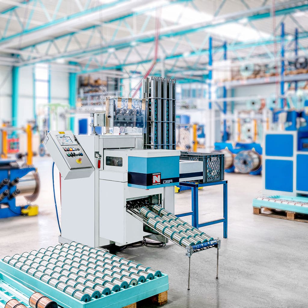 Helle Industriehalle mit moderner Produktionsanlage und technischen Arbeitsbereichen.