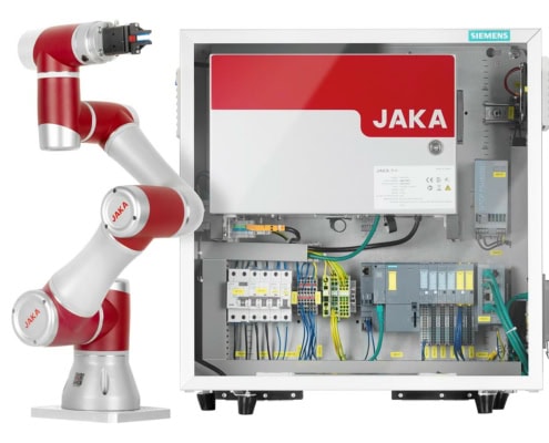 Industriroboter und geöffneter Schaltschrank in technischer Umgebung