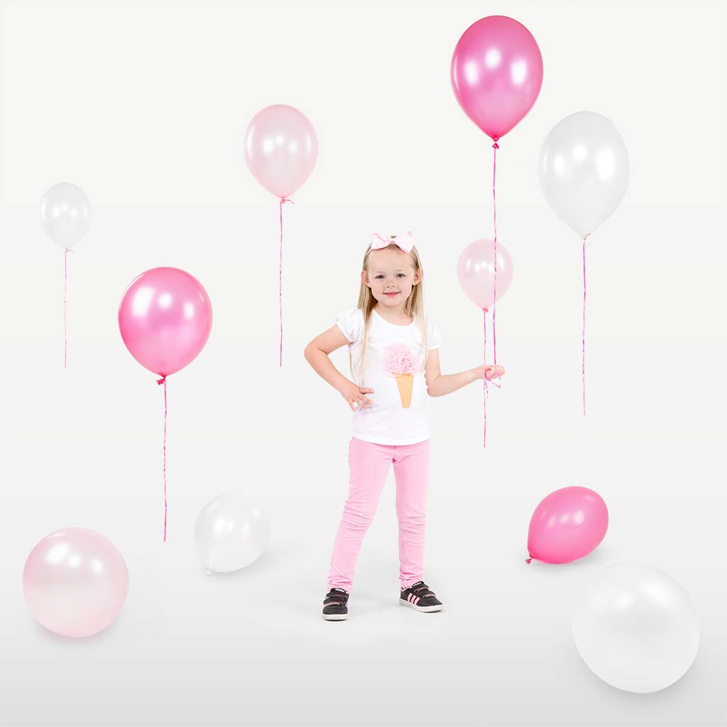 Kleines Mädchen mit Luftballons - ein Produktbild