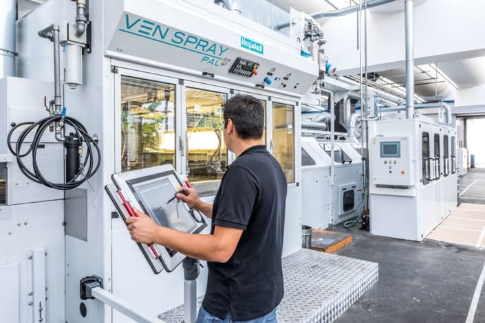 Mitarbeiter bedient eine industrielle Anlage über ein Steuerungspanel