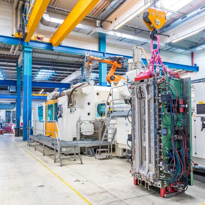 Große Produktionshalle mit Maschinen, Krananlage und technischer Infrastruktur