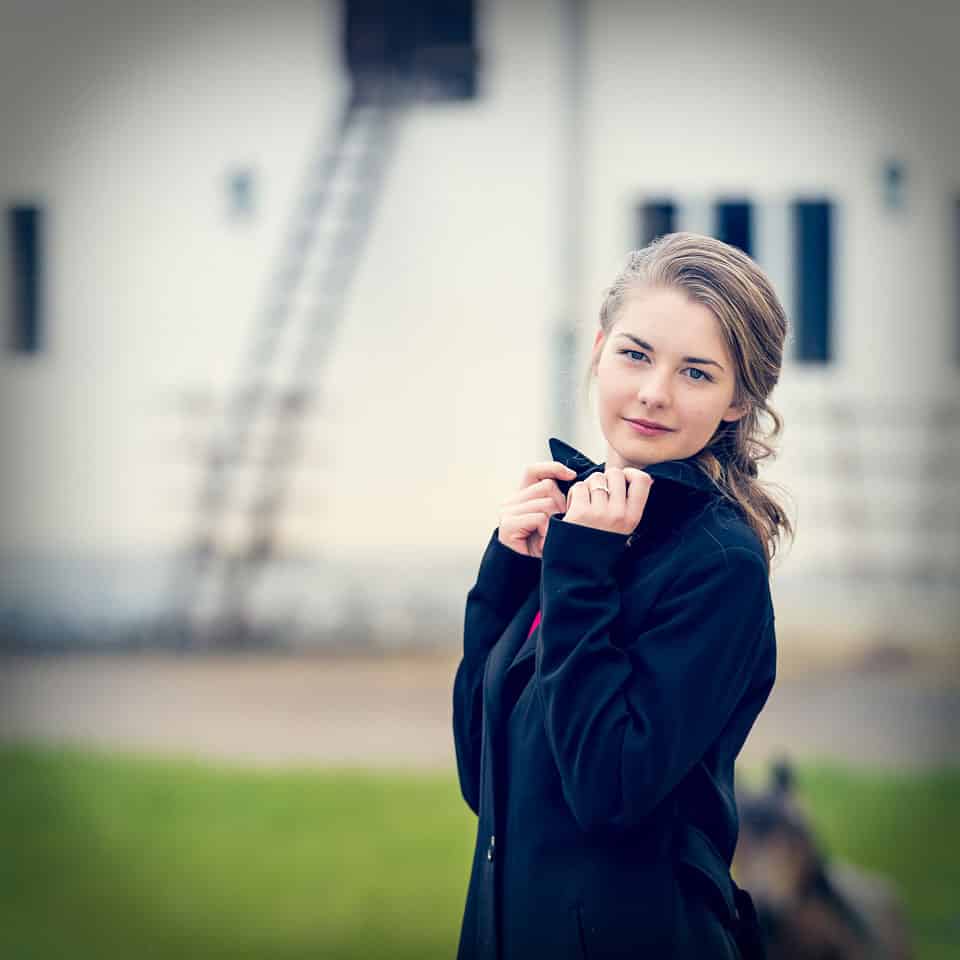 Mädchen im Mantel - Teenager Porträts