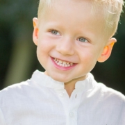 Beim Fotografieren im Kindergarten entstanden: Strahlender blonder Junge im weißen Hemd.