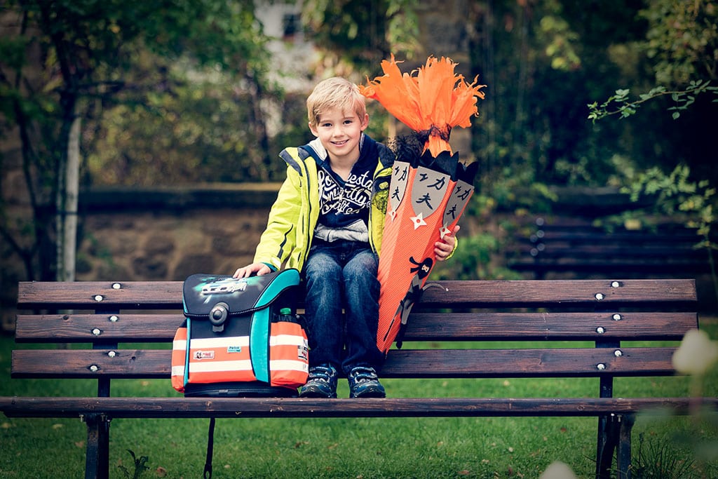 Erstklässler mit Schultüte und Schulranzen