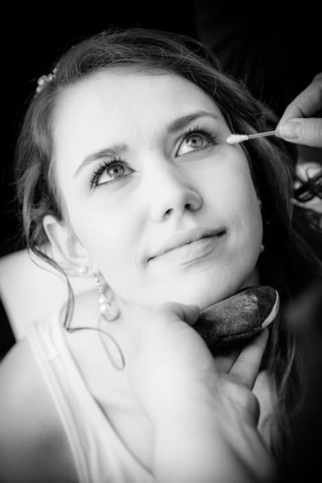 Hochzeitsbild in Schwarz-Weiß: Braut beim Make-up