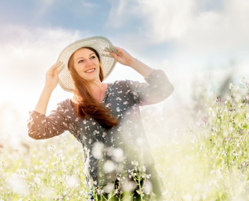 Sommerliches Outdoor-Porträt im Blumenmeer